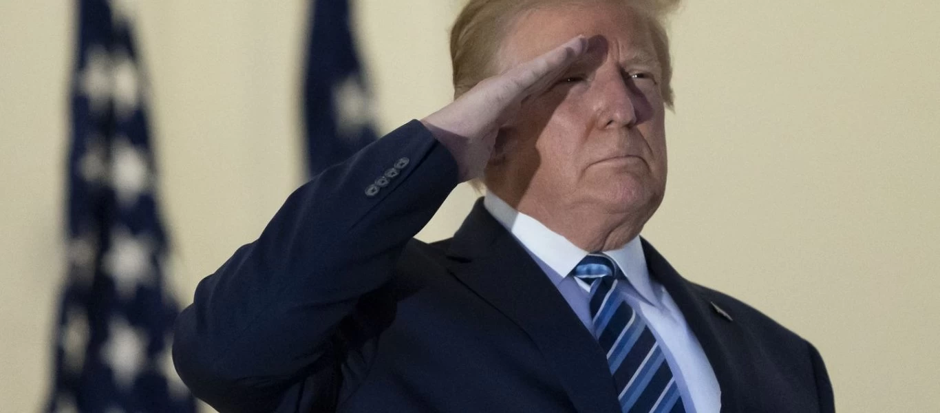 Στον Λευκό Οίκο ο Ντόναλντ Τραμπ: Έβγαλε την μάσκα και χαιρέτησε στρατιωτικά (βίντεο)